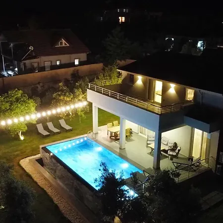 Ultra Genis Bahceli Jakuzili Villa Fethiye
